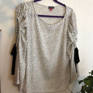 Vince Cumuto, Women’s White with black design, Lrg